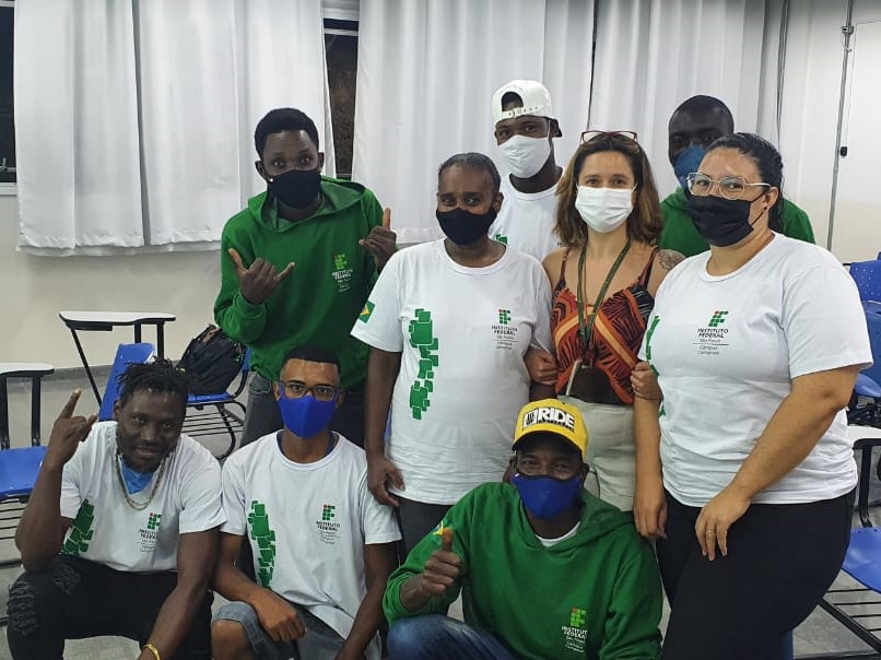 Estudantes do curso de auxiliar em Agroecologia e a professora Erika Batista