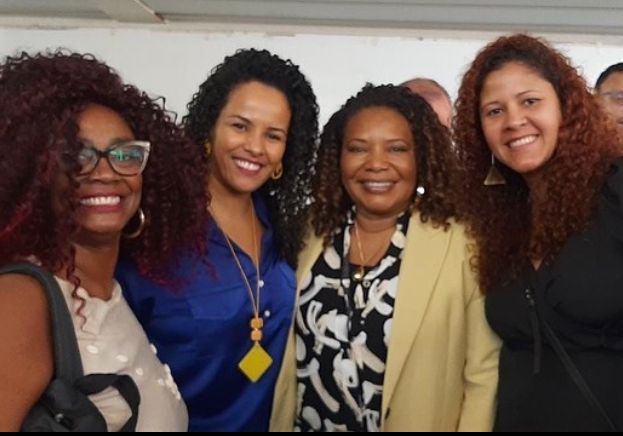 Caroline Jango (à direita) ao lado da ministra Margareth Menezes