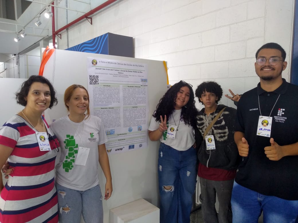 Cíntia e parte da equipe de estudantes responsável pelo jornal