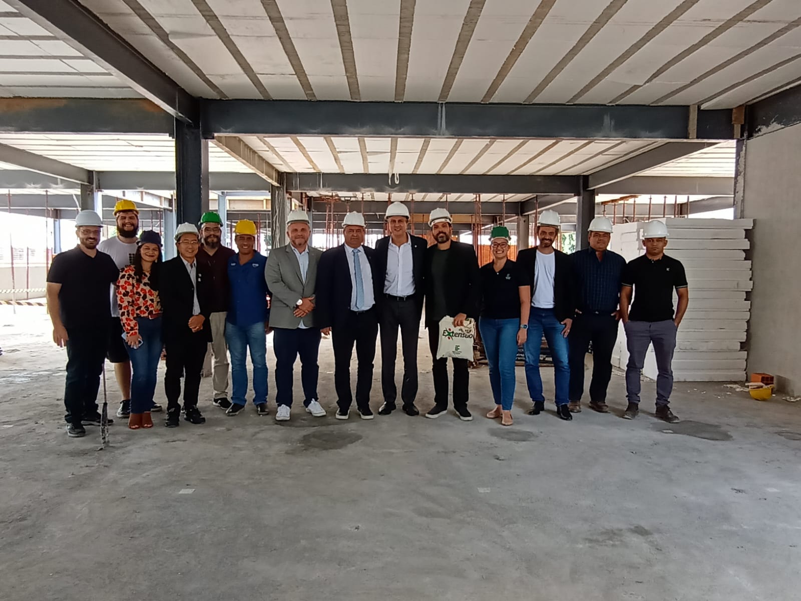 Reitor Silmário Batista e ministro Camilo Santana (ao centro) visitam as obras da nova sede da reitoria junto à equipe do IFSP