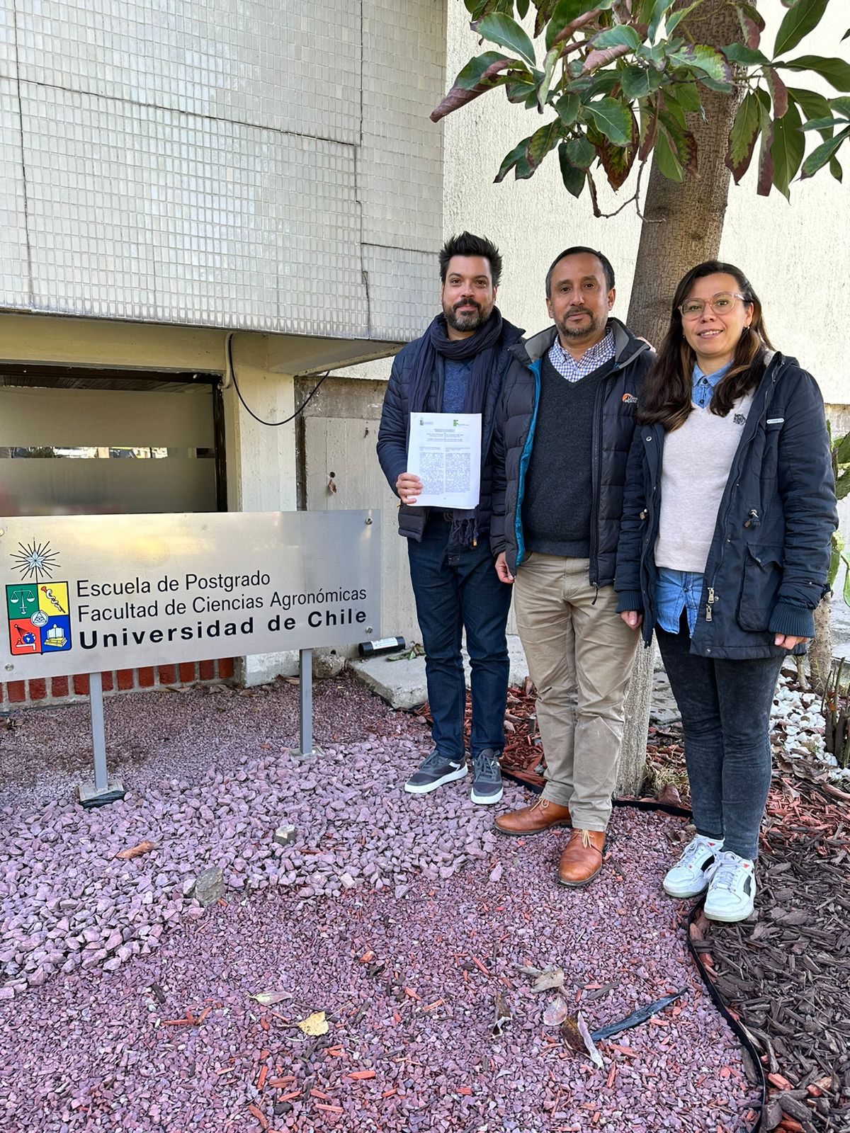 Da esquerda para direita, Rafael Alves Scarazzati, pró-reitor de Extensão e Cultura, professor Alvaro Peña Neira (titular da área de Viniviticultura), Inta Rivas, Coordenadora de Relações Internacionais da Faculdade de Ciencias Agronómicas