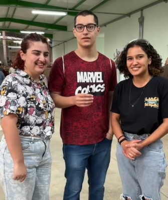 Os alunos Bárbara, Leonardo e Caroline (da esquerda para a direita) no novo pátio do campus