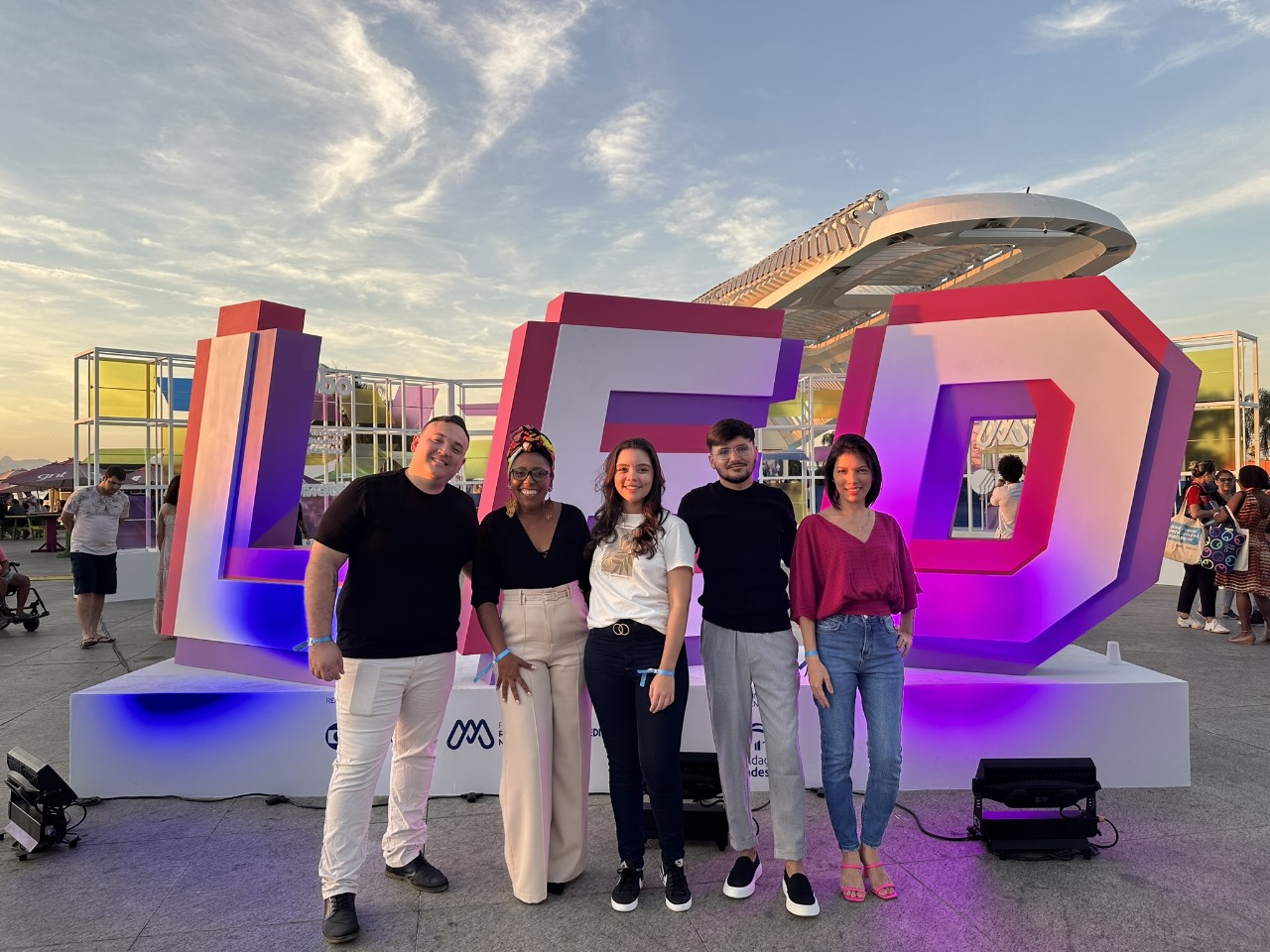 Nathália (no meio) junto aos demais finalistas do Desafio LED 2024