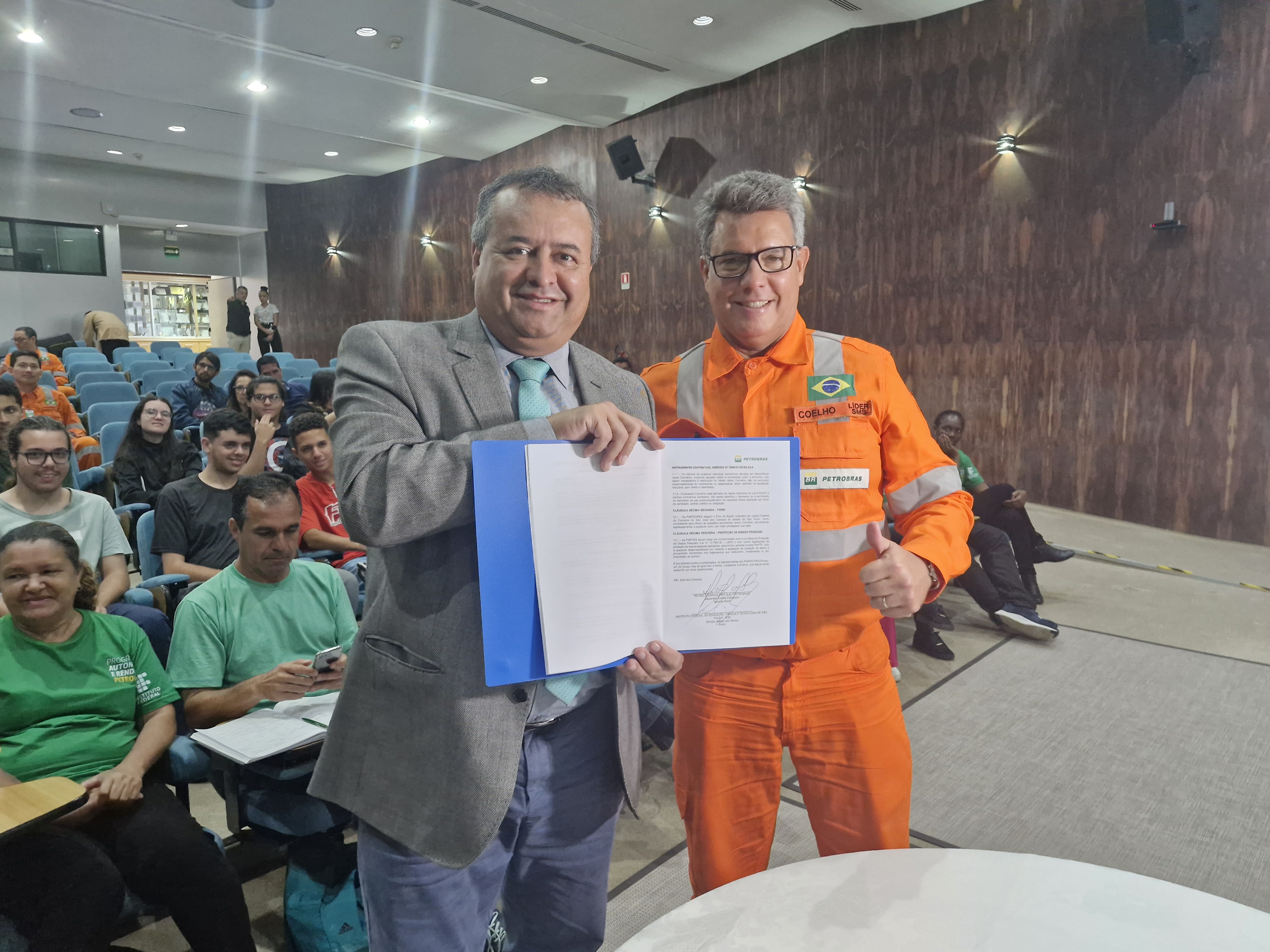 Reitor do IFSP e gerente geral da Revap assinam renovação da parceria entre instituições