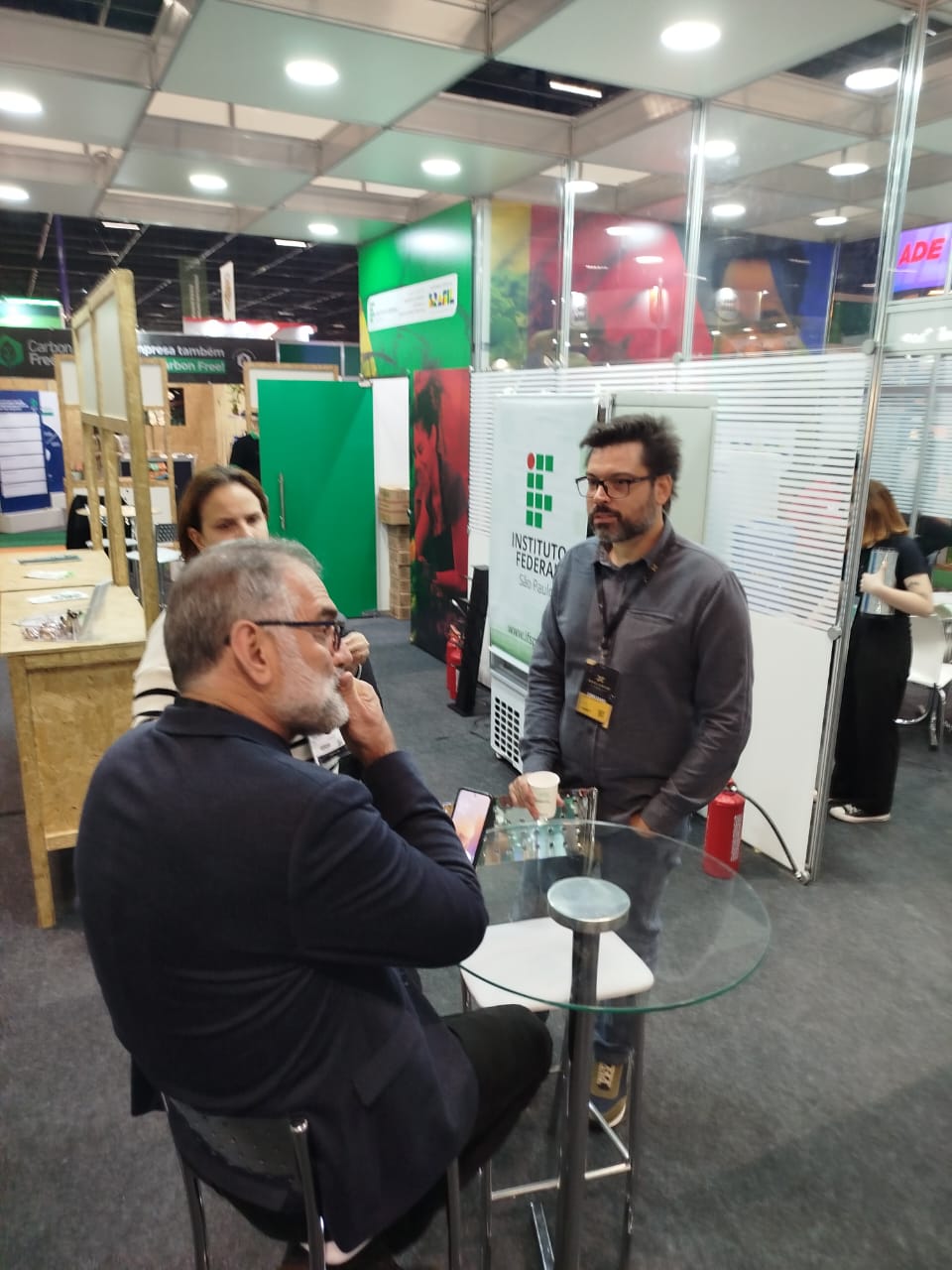 O Pró-Reitor de Extensão e Cultura do IFSP, Rafael Alves Scarazzati, e a Coordenadora Geral do Programa Mulheres Mil, Priscilla Najara, estiveram reunidos com o Secretário de Agricultura Familiar e Agroecologia do MDA, Vanderley Ziger, para tratar de ações conjuntas para fortalecimento das parcerias institucionais.