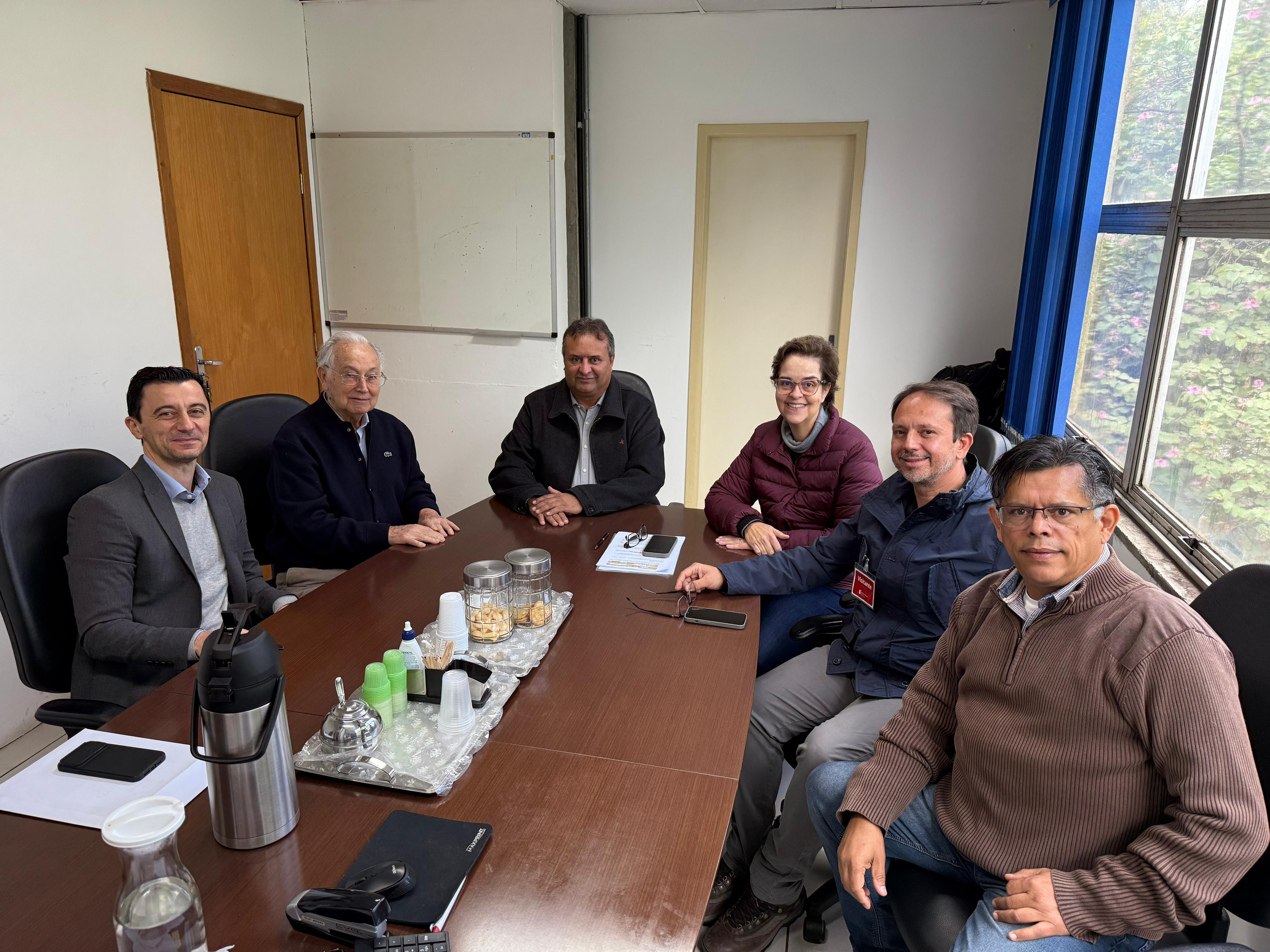 Assinatura do contrato de compra do prédio para instalação do Campus Cotia. Da esq. para dir: Paulo Peralta, José Peralta, Silmário, Lúcia Collet, Antônio Pinheiro e Celso Mendes
