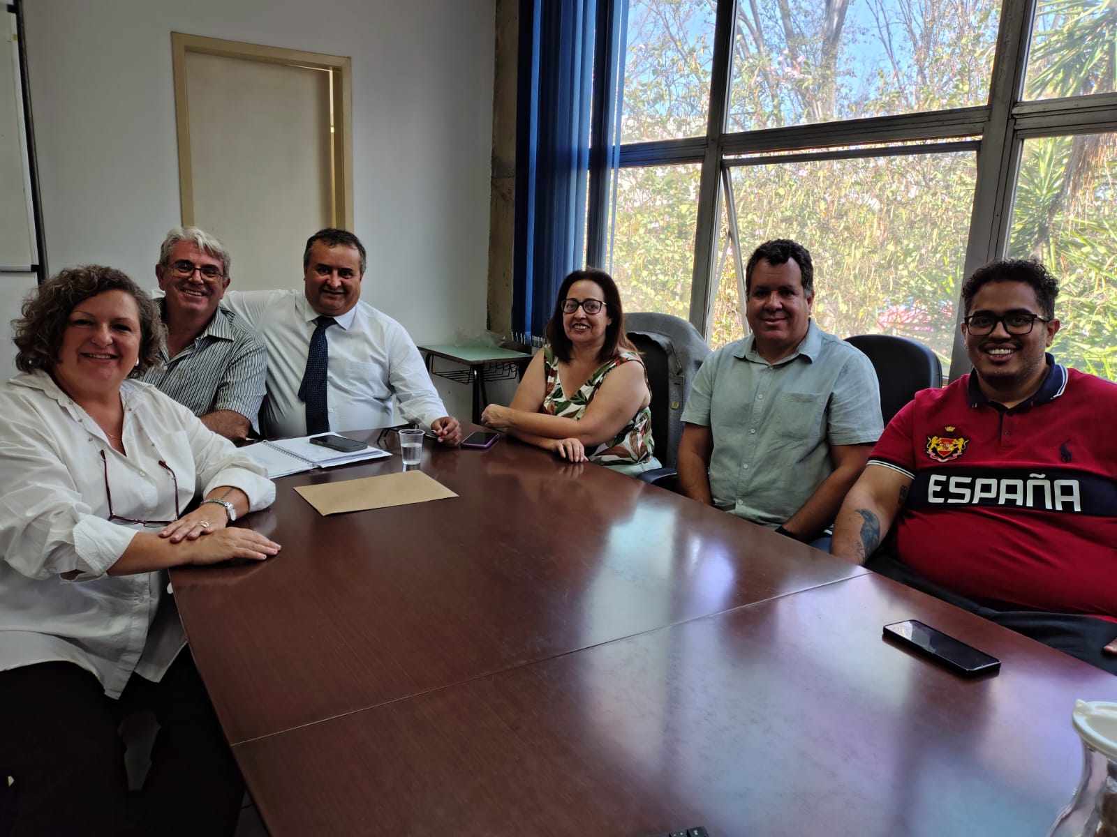 Da esquerda para a direita: Sandra Gatti, Marco Locarno, Silmário Batista dos Santos, Juliana Pimenta (pró-reitora de Ensino e Políticas Estudantis), Tulio Gustavo do Prado Freitas, e Ricardo Agostinho (chefe de Gabinete)   