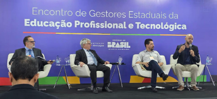 Da esquerda para a direita: Sérgio Pedini (assessor da SETEC/MEC); Garabed Kenchian (IFSP); Davi Santos (CONSED) e Tarcísio Leão (IFSP)