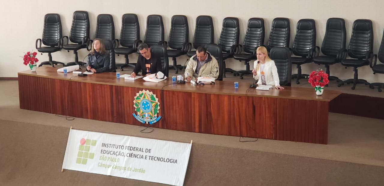 Marta Esteves (Secretária de Educação de Campos do Jordão), Walter (Diretor Geral do IFSP - CJO), Silmário (Pró-reitor de Administração do IFSP) e Stefanie (Presidente do II SELIV).