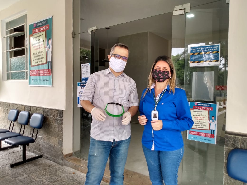 Wagner, diretor do Câmpus Jacareí, durante entrega de face shields em Caçapava